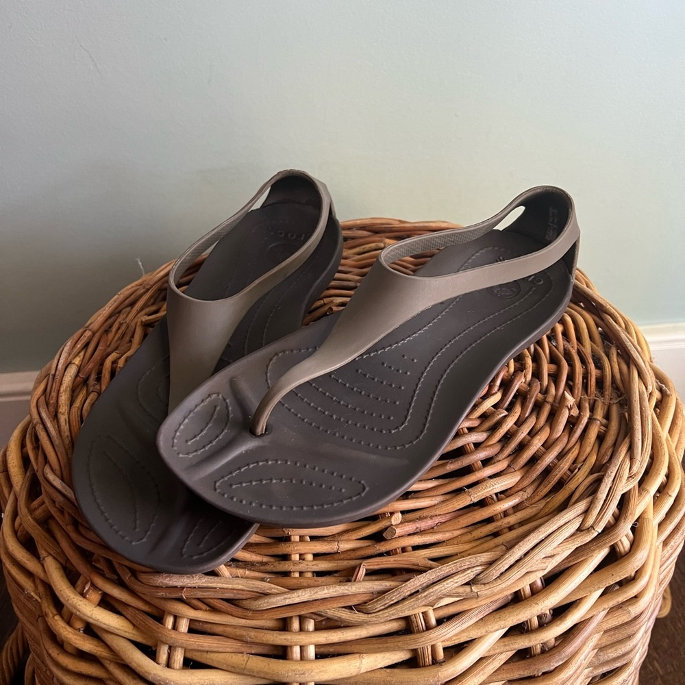 CROCS Women's Sexi Flip Flop Thong Brown Slip-On Serena Sandals Size 7